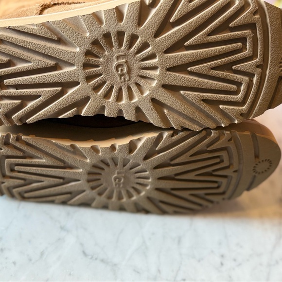 New Uggs, never worn in size 7. - Picture 9 of 9